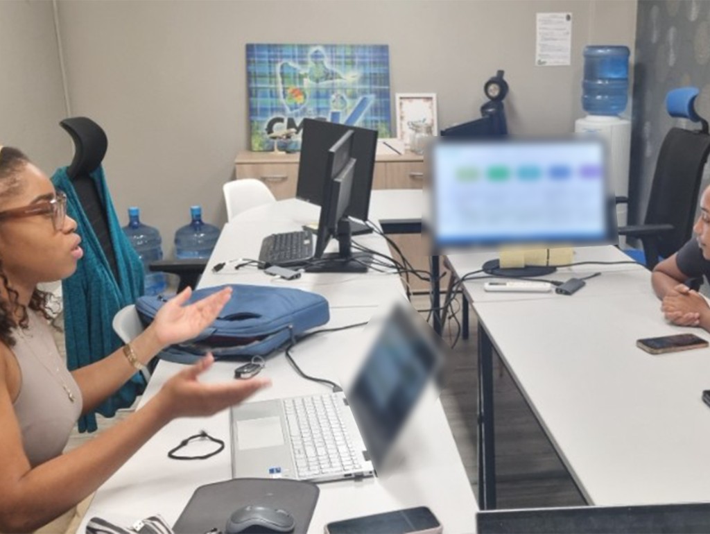 Échange professionnel autour d'un bureau lors d'une étude personnalisée