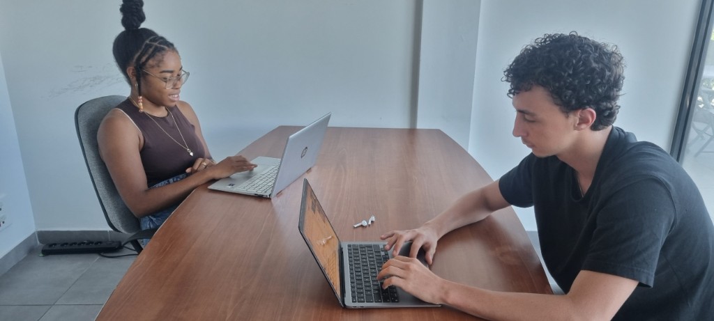 Consultants CAYRIBE PARTNERS en séance de travail collaboratif